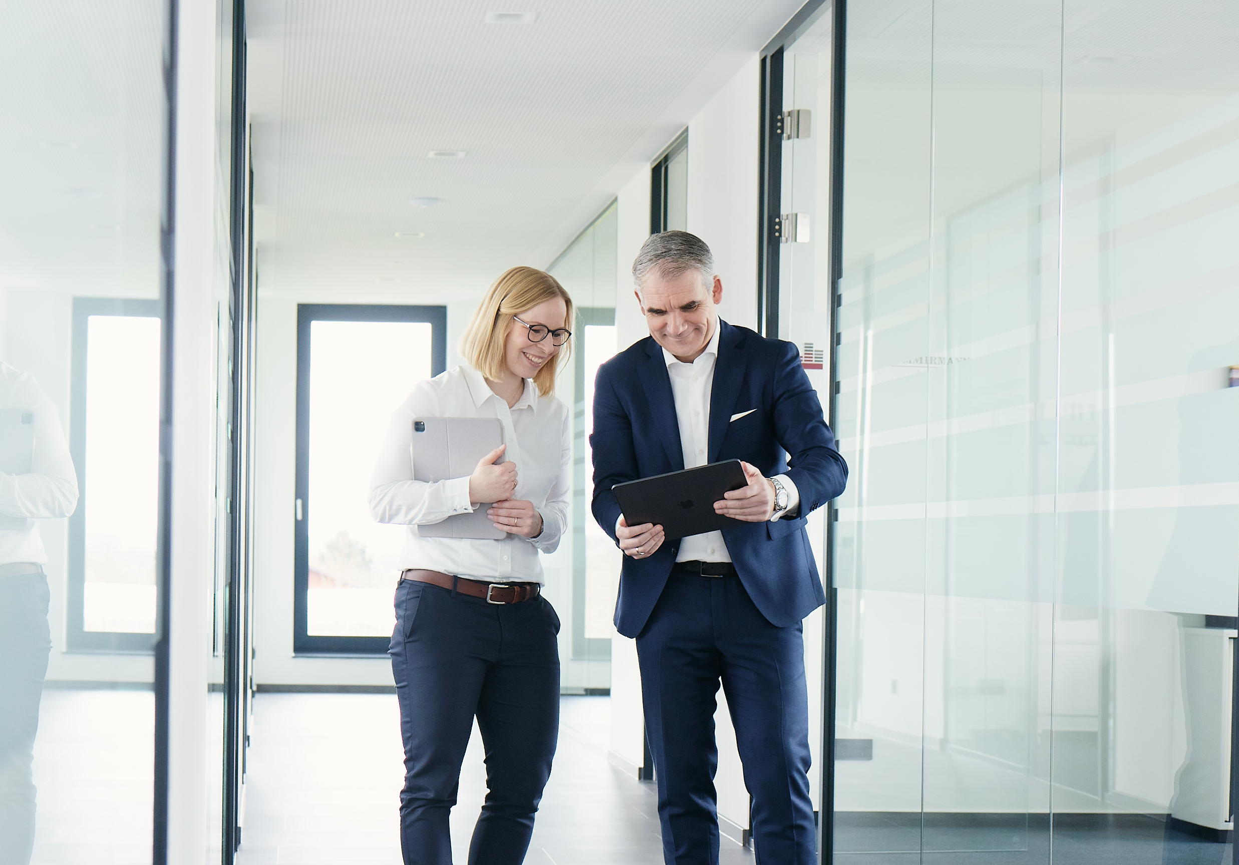 Starke Kundenbeziehung durch persönliche Beratung und digitale Expertise. Gemeinsam zum steuerlichen und wirtschaftlichen Erfolg. Zwei Berater im engagierten Austausch – das versinnbildlicht unsere Kundenbeziehung bei dhs. Persönliche Beratung und digitale Lösungen für Ihren steuerlichen Erfolg stehen bei uns im Fokus.