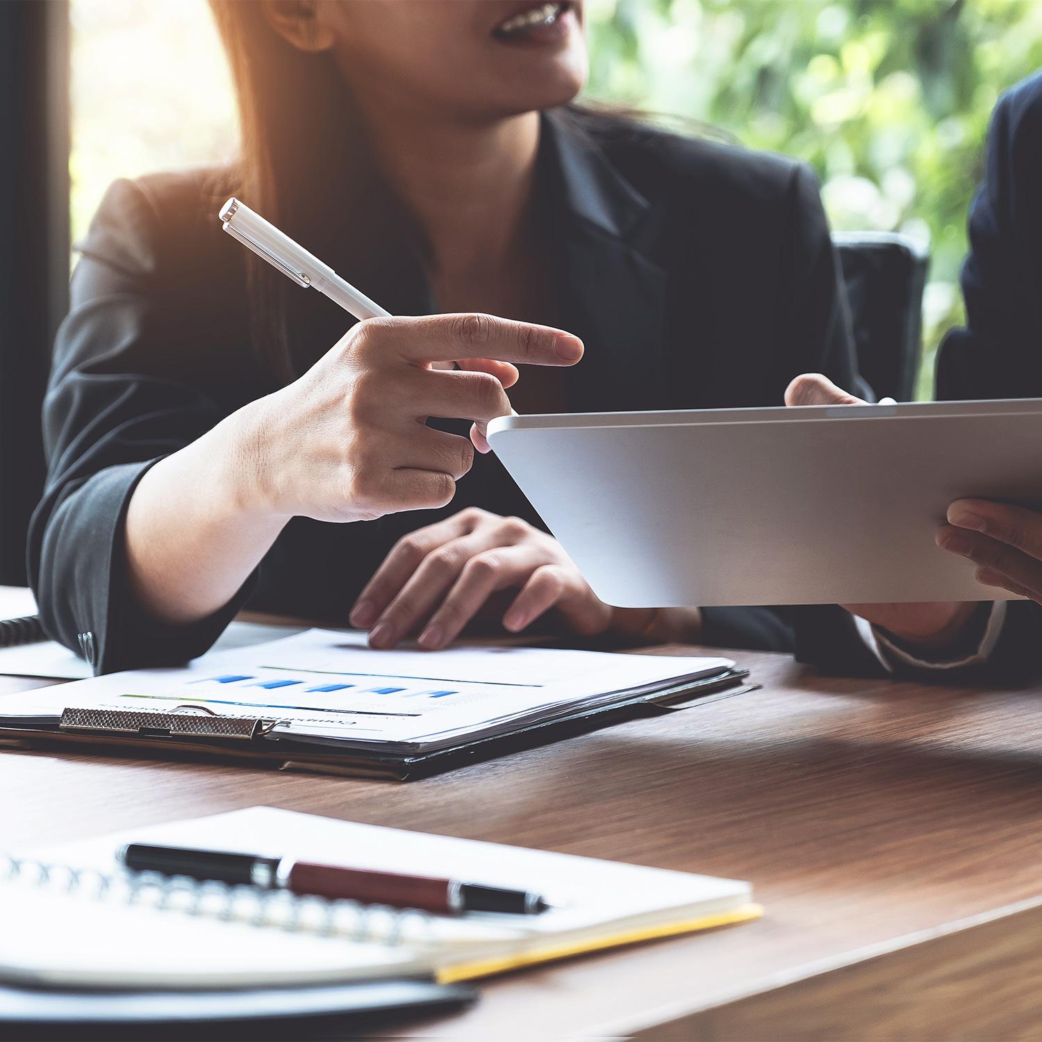 Dienstleistungen Wir fassen im Bereich der Dienstleistungsunternehmen vom Versicherungsmakler über Finanzdienstleister, Unternehmens- und EDV-Berater bis hin zur Rechtsanwälten und Notaren Unternehmen zusammen. Gemeinsam analysieren wir Ihr Business.