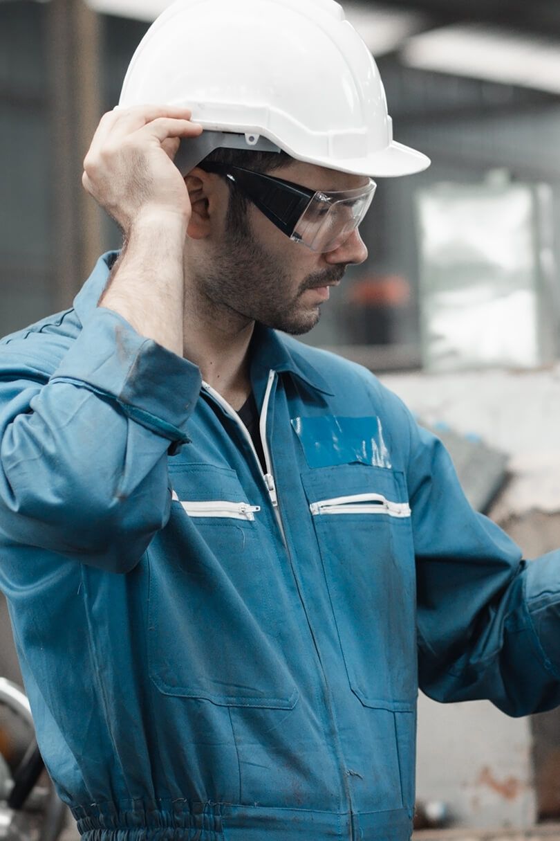 Industriemitarbeiter im Fertigungsprozess mit Tablet und Industrie 4.0 Anwendung