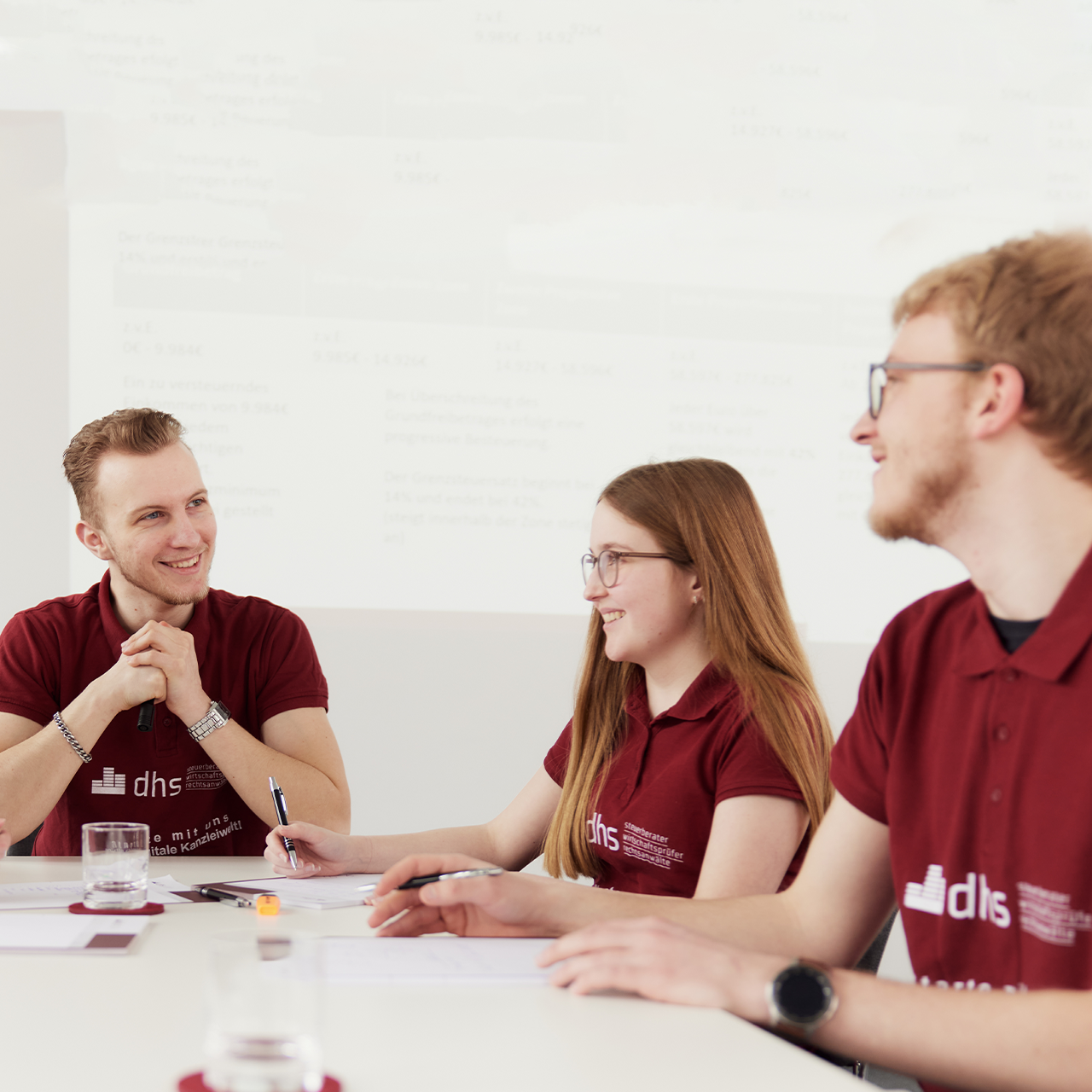 Eine Azubi-Patenschaft ist ein dhs Programm, bei dem erfahrene Mitarbeiter (Paten) Auszubildende (Azubis) während ihrer Ausbildung begleiten und unterstützen. Der Pate unterstützt bei Fragen, gibt Hilfestellung und teilt Erfahrungen