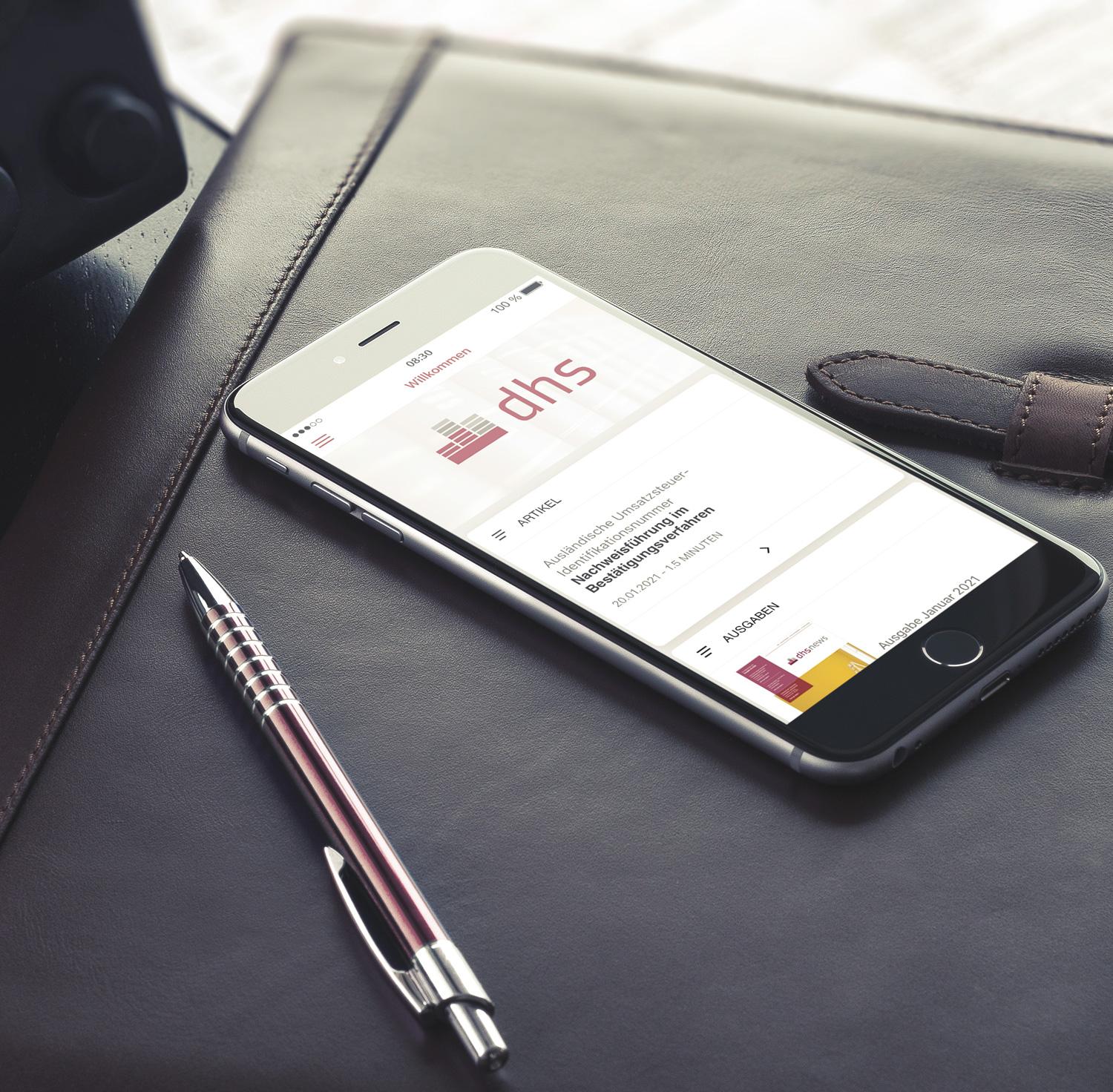 Smartphone Screen mit der dhs APP für Service & News rund Steuer-, Wirtschafts- und Digitalisierungsthemen