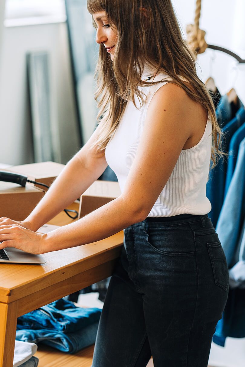 E-Commerce Steuerberatung, Wirtschaftsprüfung oder Beratung in Digitalisierungsstrategie E-Commerce Situation mit prüfender Frau am Laptop