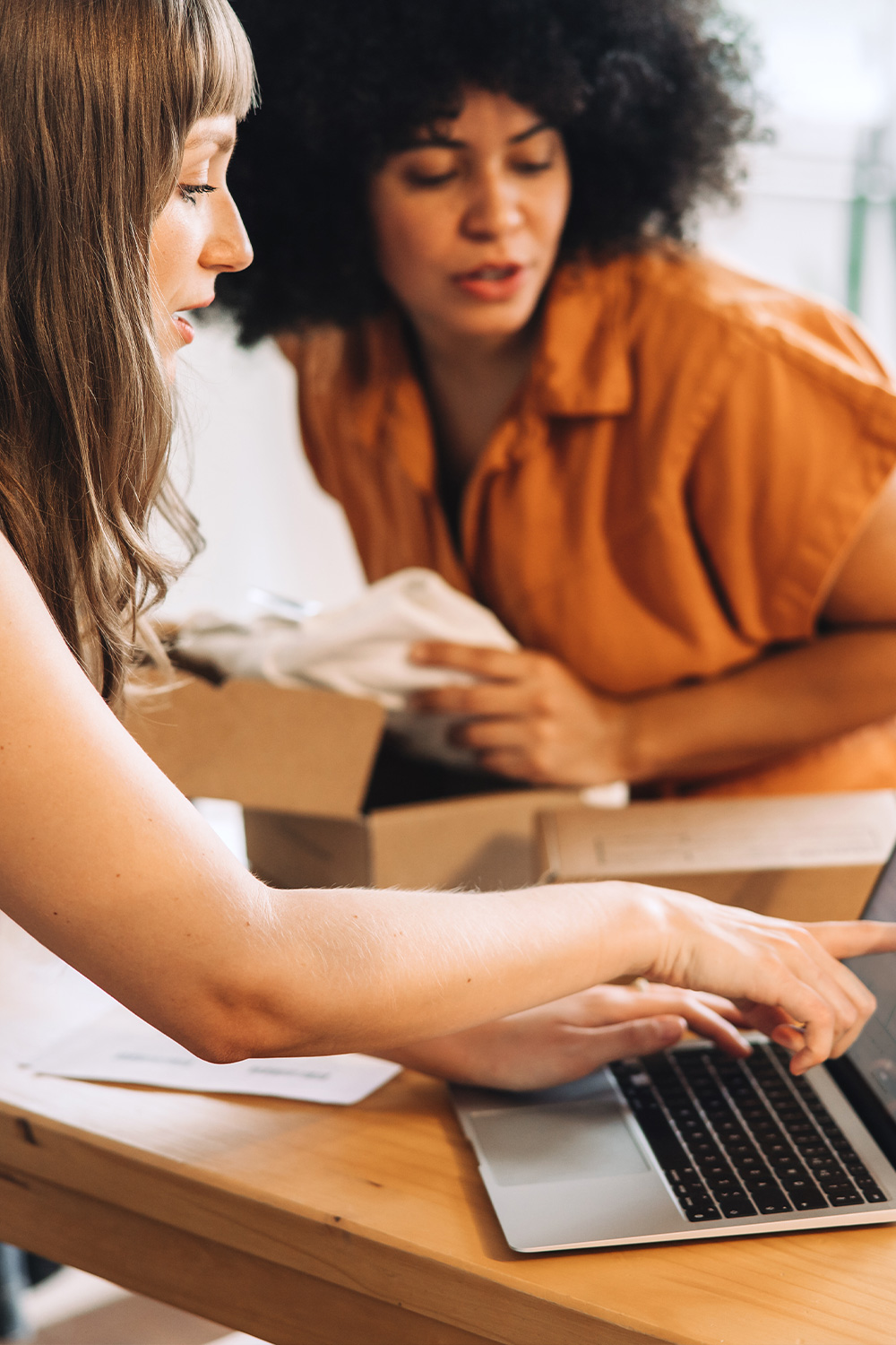 Branche E-Commerce Beratungssituation dhs Mitarbeiterin am Laptop zu Themen der Digitalisierung und Rechtsfragen im E-Commerce