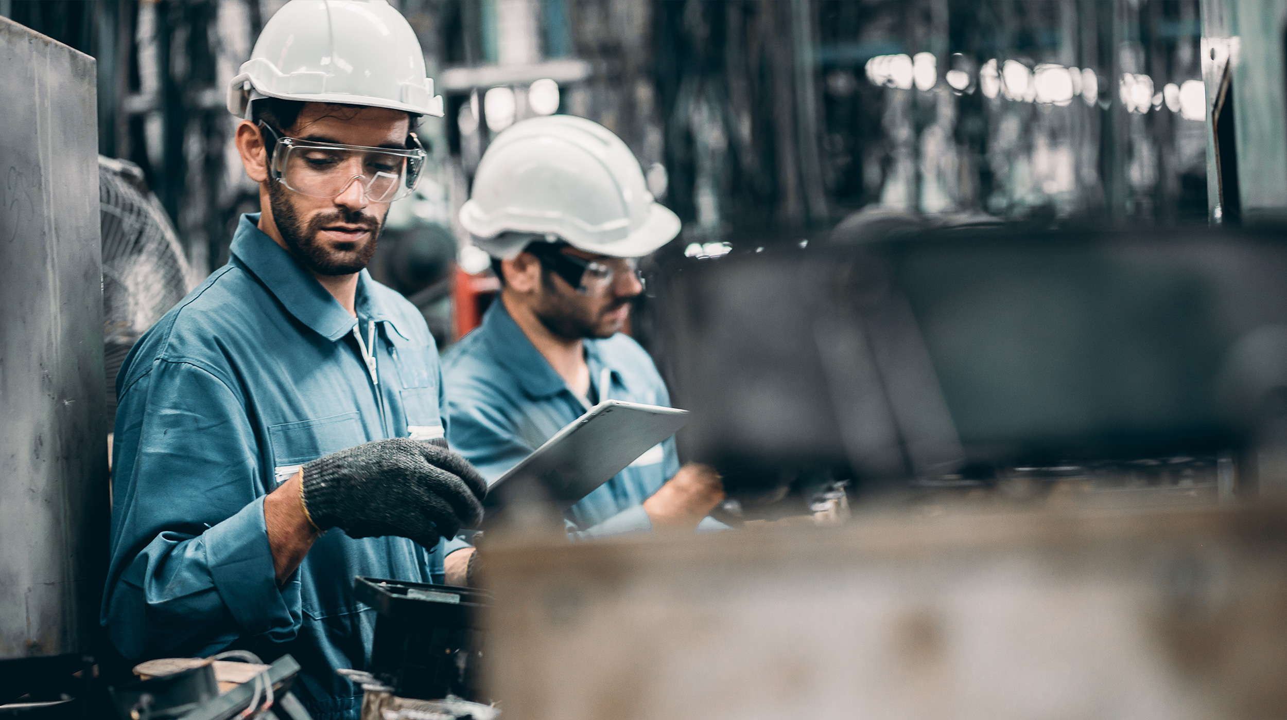 Industriemitarbeiter im Fertigungsprozess mit Tablet