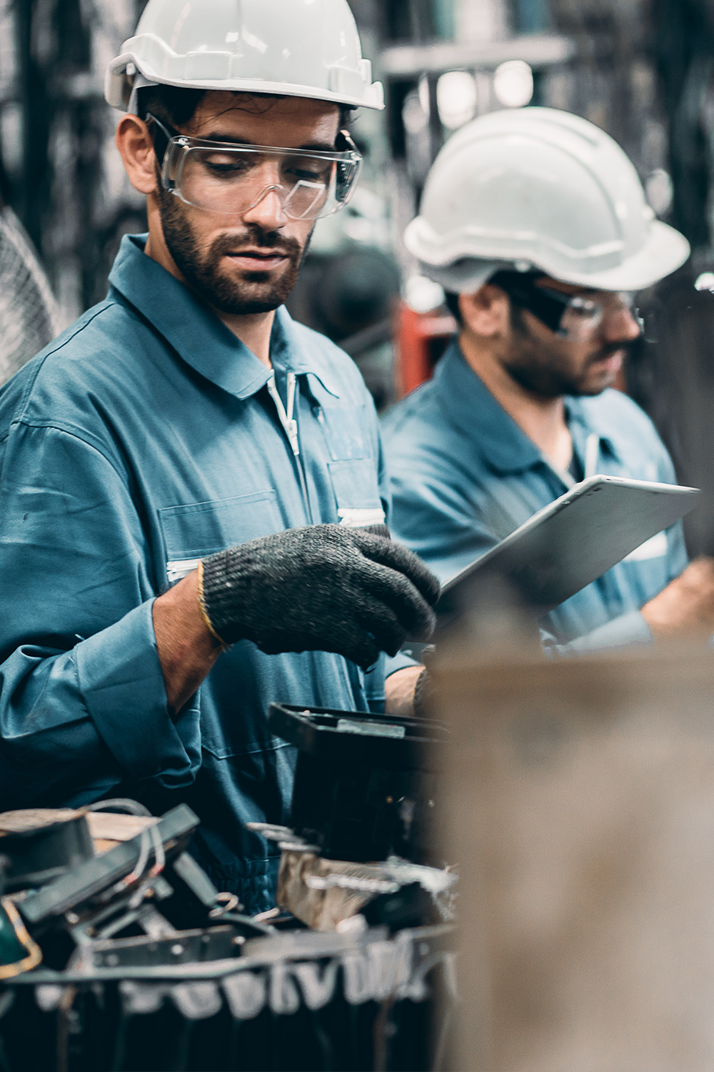 Branche Industrie - Steuerberatung, Wirtschaftsprüfung, Rechtsberatung Industriemitarbeiter im Fertigungsprozess mit Tablet