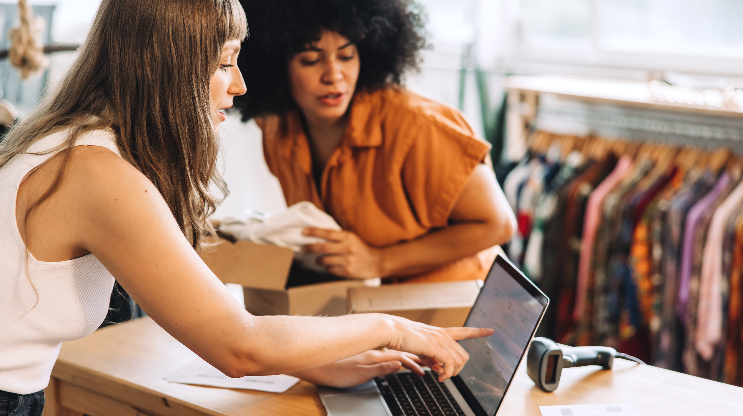 Beratungssituation dhs Mitarbeiterin am Laptop zu Themen der  Digitalisierung und Rechtsfragen im E-Commerce
