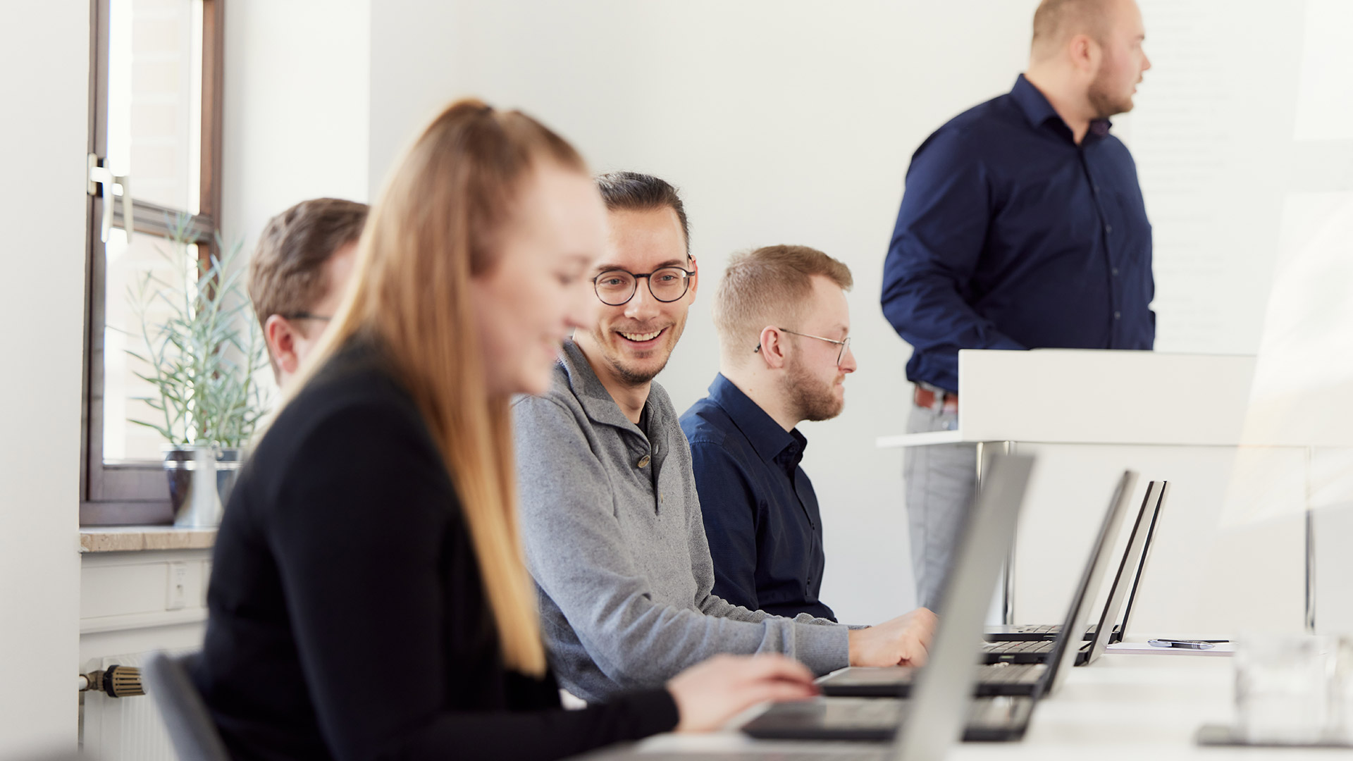 Kooperative Zusammenarbeit im dhs Team - Mitarbeiter am Laptop